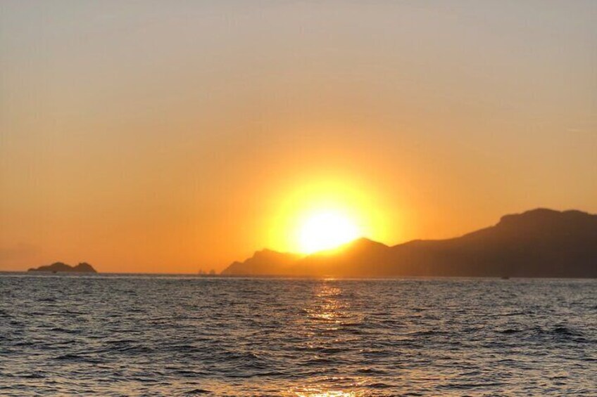 1.5-Hour Shared Sunset Cruise from Positano with Drinks & Snacks