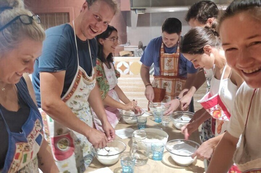 Small Group Naples Pizza Making Class with Drink Included