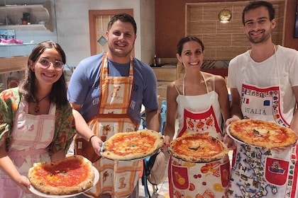 Pizza maken in kleine groep in Napels, inclusief drankje
