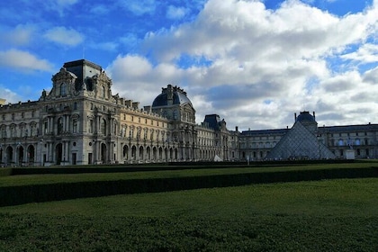 Visita al Louvre para niños y familias con entrada Evite las colas y obras ...