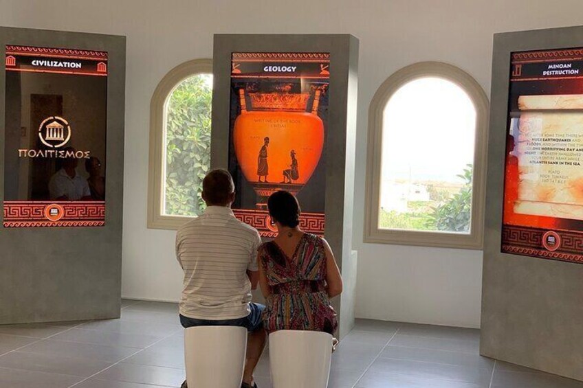 Santorini Discovery Tour with Lunch and Wine Tasting
