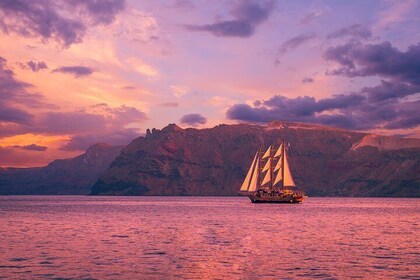 Santorini Volcano Sunset Cruise Including Dinner on Board