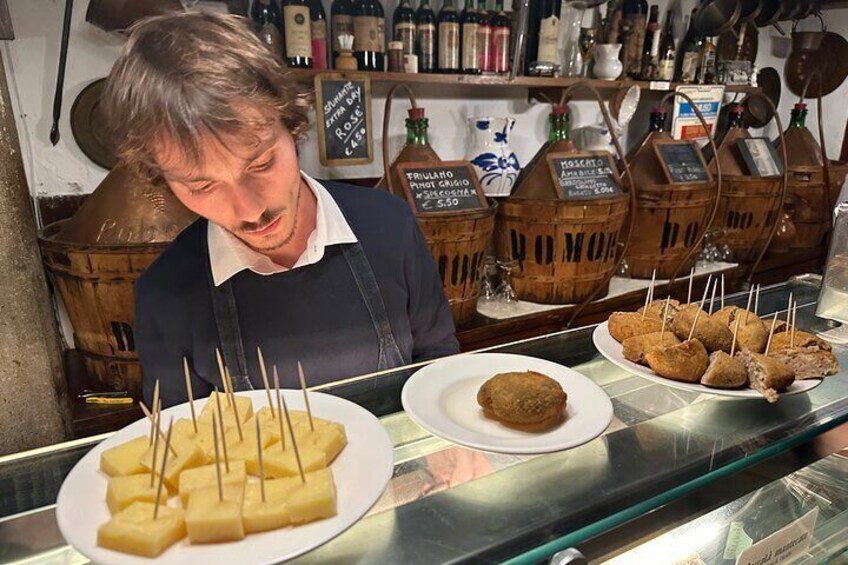 Tasty Street Food Tour of Venice City Center with Cicchetti & Local Specialties