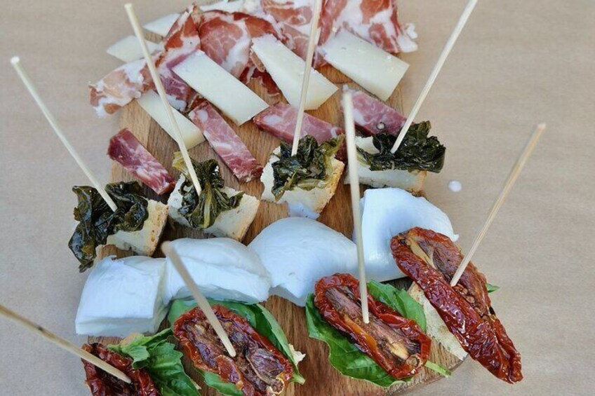 Naples by Night Food Tour with Wine Tasting & Visit of Decumani and Ancient City