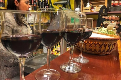 Tour gastronomico serale di Napoli con degustazione di vini e visita ai Dec...