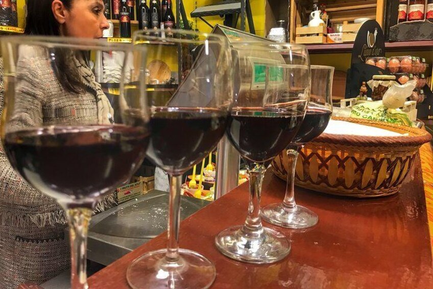 Naples by Night Food Tour with Wine Tasting & Visit of Decumani and Ancient City