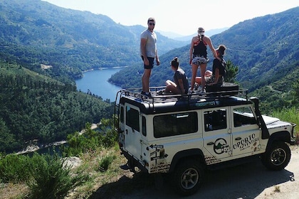 Met 4x4 naar watervallen, lagunes en oud dorp in Gerês Park, lunch inbegrep...