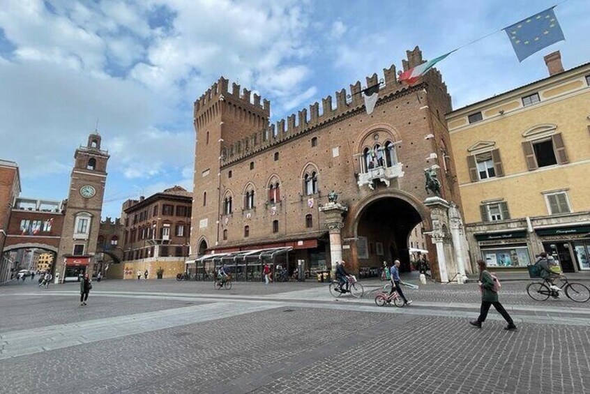 Ferrara Tour of Must-See Attractions with Local Top Rated Guide