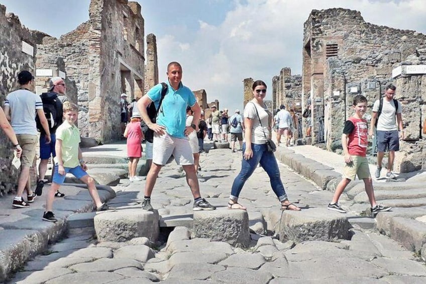 Kids with their Family in Pompeii