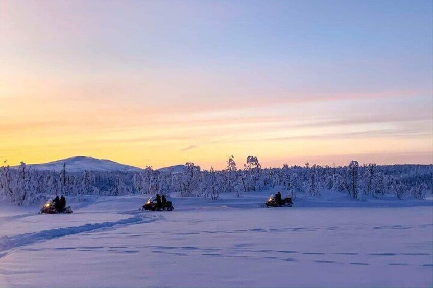 Amazing snowmobile tour to view point Mt Ednamvárri