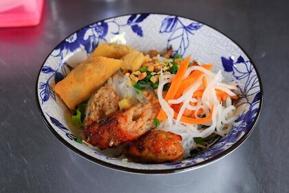 Saigon Night Street Food y City Tour en Scooter