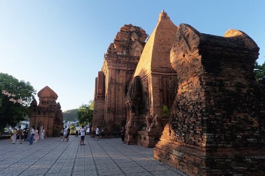 Ponagar temple - Half day Nha Trang city tour 