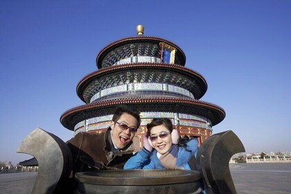 Family Private Tour: Panda, Acrobat Show and Cruise on the Lake