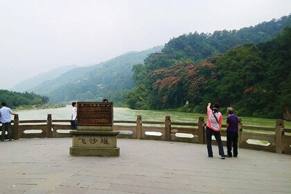 Dujiangyan Irrigation and Qingcheng Mountain Private Day Tour from Chengdu