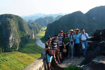 Small group tour Limousine: Mua Cave - Tuyet Tinh Coc - Trang An Grottoes !