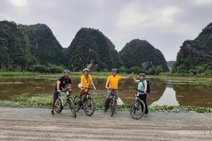 Luxury Limousine small Group Tour Tam Coc -Mua Cave -Bich Dong 