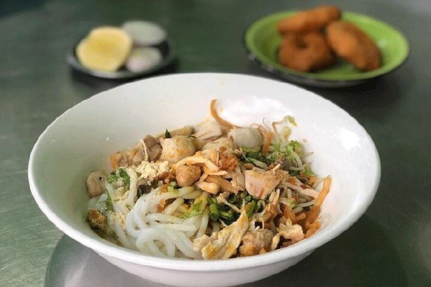 Nan-gyi-thoke (Burmese Noodle salad)
