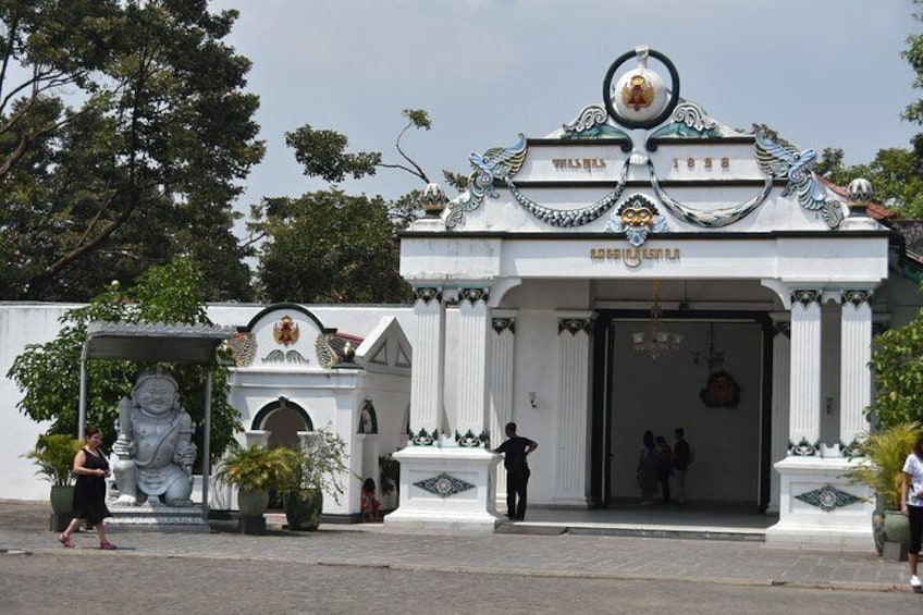 Private Royal Heritage Tour: Yogyakarta Palace, Watercastle, Sonobudoyo Museum