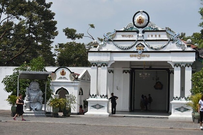 Private Royal Heritage Tour: Yogyakarta Palace, Watercastle, Sonobudoyo Mus...