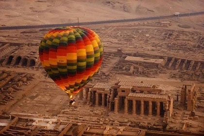 Zonsopgang met een heteluchtballonvaart in Luxor
