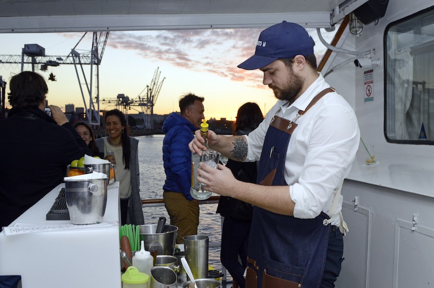 Sunset in the River Plate: Sail and Open Bar 