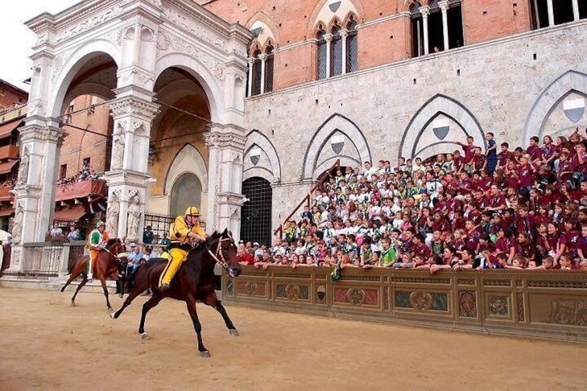 Horse Race in the Campo square