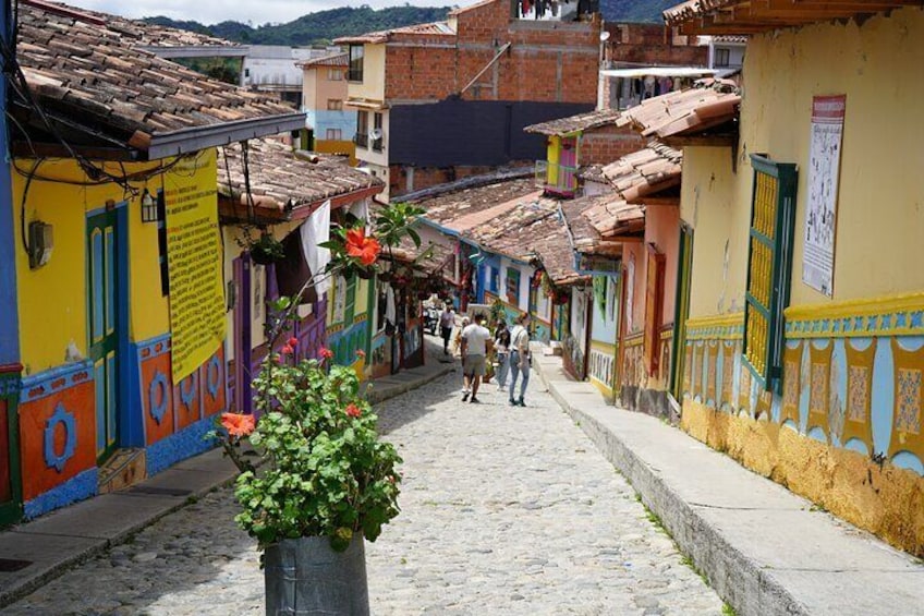 Recorriendo Guatape y la calle del recuerdo.
