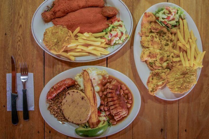 Aqui una muestra de nuestros platos ofrecidos, estos platos son comida tipica colombiana y puedes elegir uno de ellos durante el tour.
