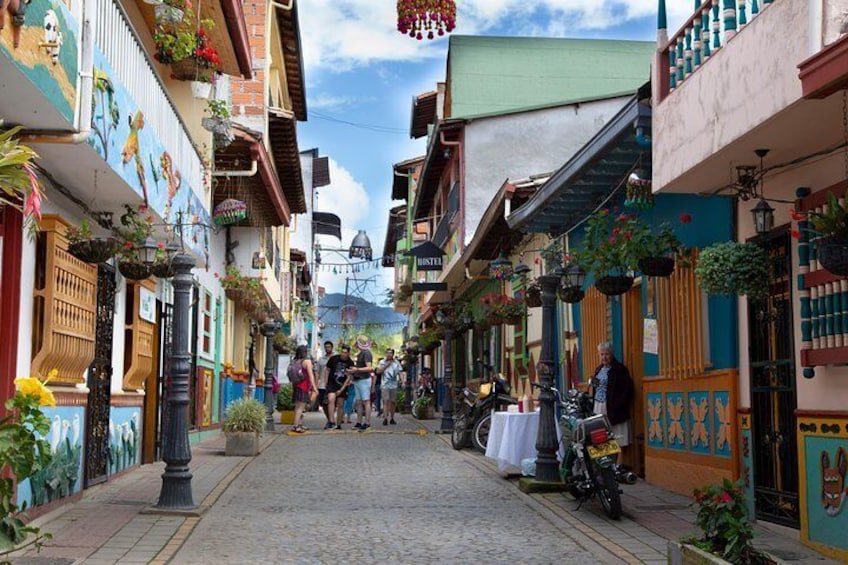 Guatapé es un municipio de Colombia, localizado en la subregión Oriente del departamento de Antioquia conocido como “El Pueblo de los Zócalos”