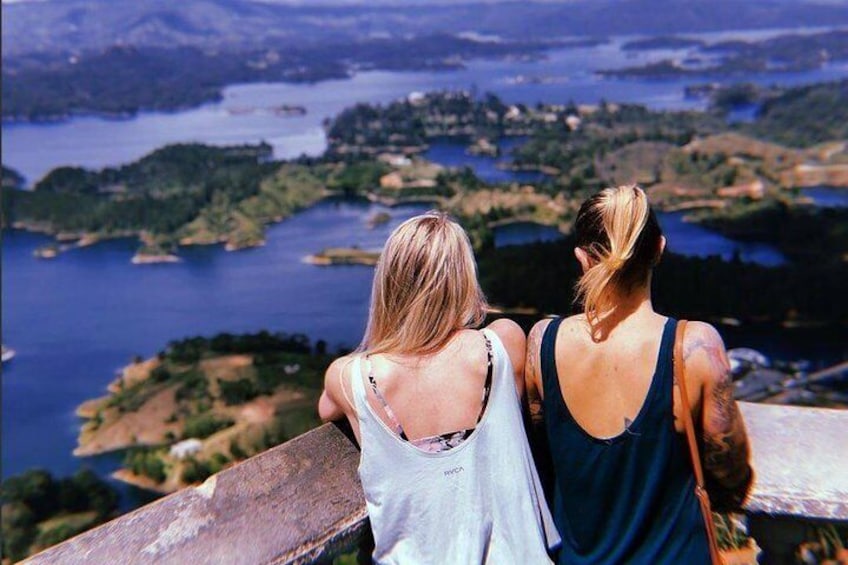 Disfrute de una hermosa vista de la represa Peñon Guatape.