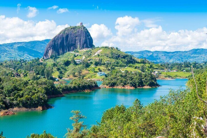 Vista de la represa y piedra del Peñol