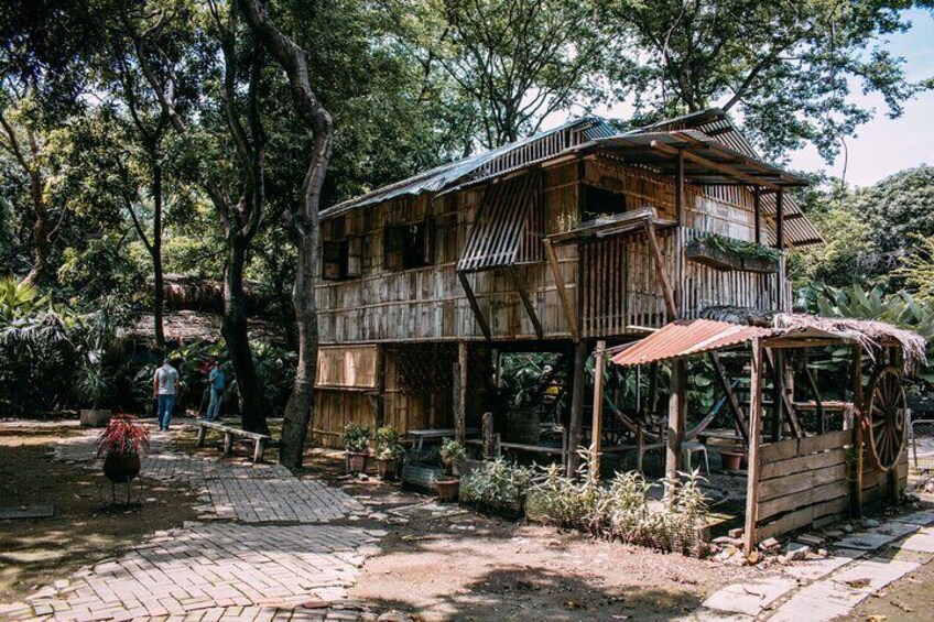 The Farmer Houses are an integral part of the tour through the Historical Park of Guayaquil. These structures represent the typical dwellings of Ecuadorian farmers from the 19th and 20th centuries.