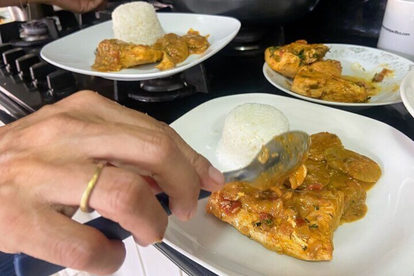 Pescado en salsa de cacao acompañado de arroz y platano uno de platos tipicos que van a degustar en nuestros tour o experiencias culinarias