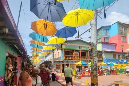 Excursión de día completo a Guatapé y el peñón del El Peñol