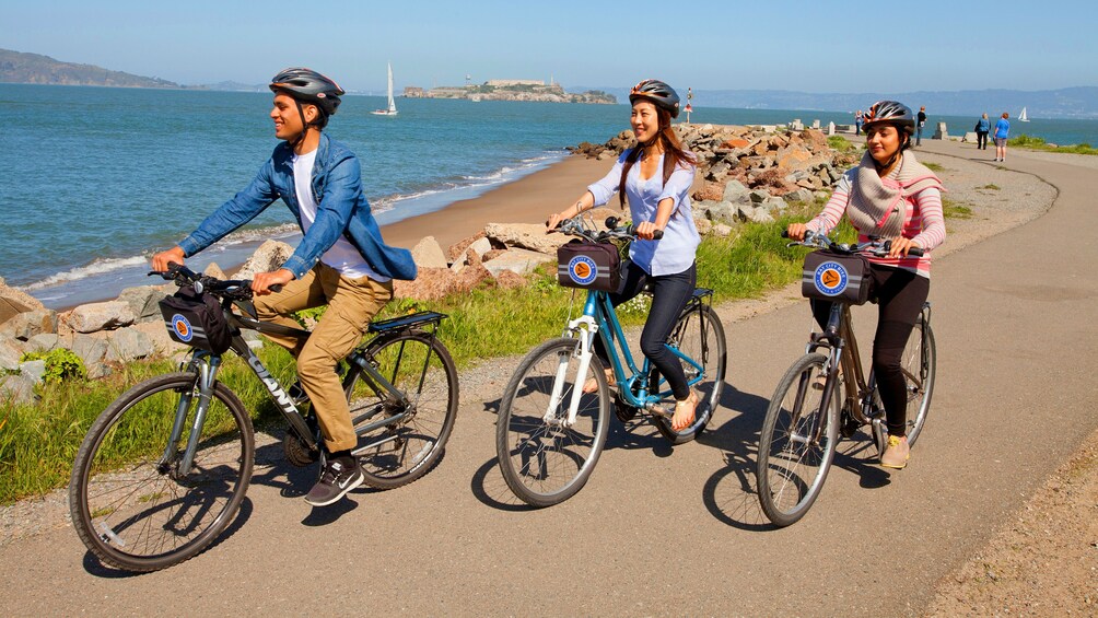 Charger l’élément 5 sur 7. three people riding bikes in San Francisco