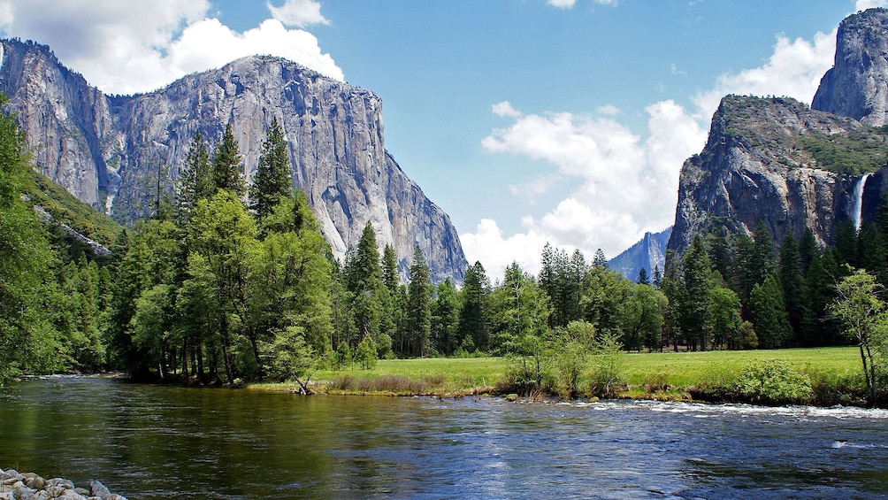 U-shaped valley at Yosemite National Park