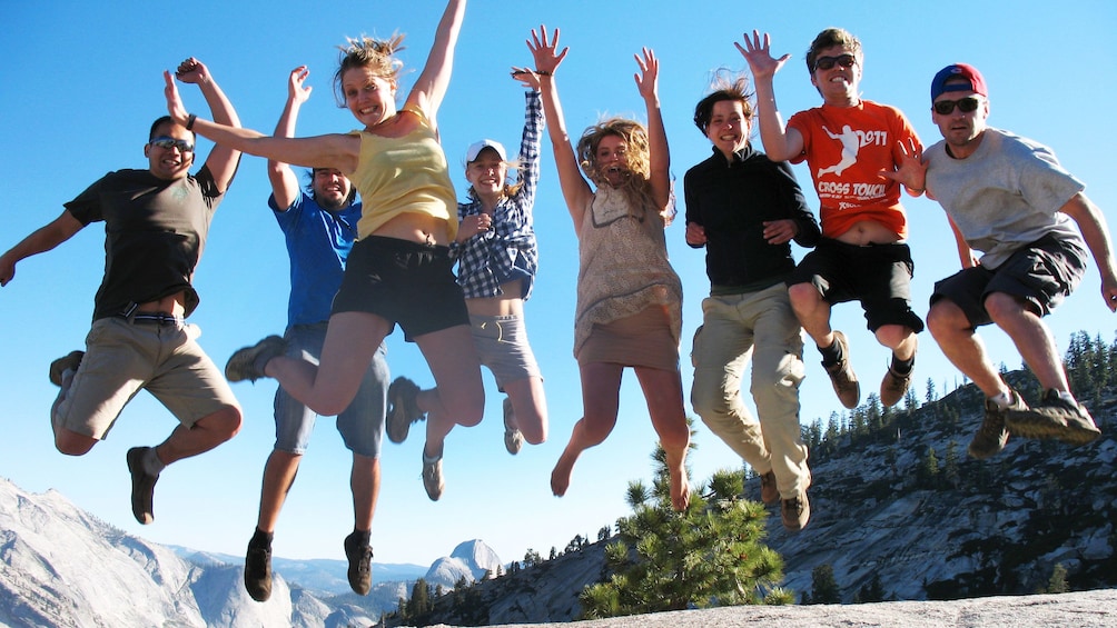 Foto 4 von 10 laden Group of people jumping in the air at Yosemite National Park