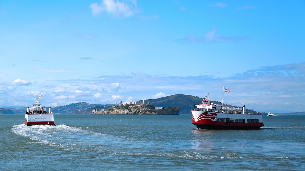Golden Gate Bay Cruise Service: sail around Alcatraz! 