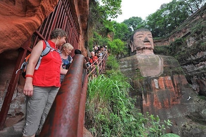 Private Leshan Giant Buddha and Local Food Tasting Trip