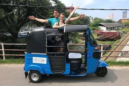 Tuk Tuk Tour Colombo: Sightseeing Entry Fees & Food Included