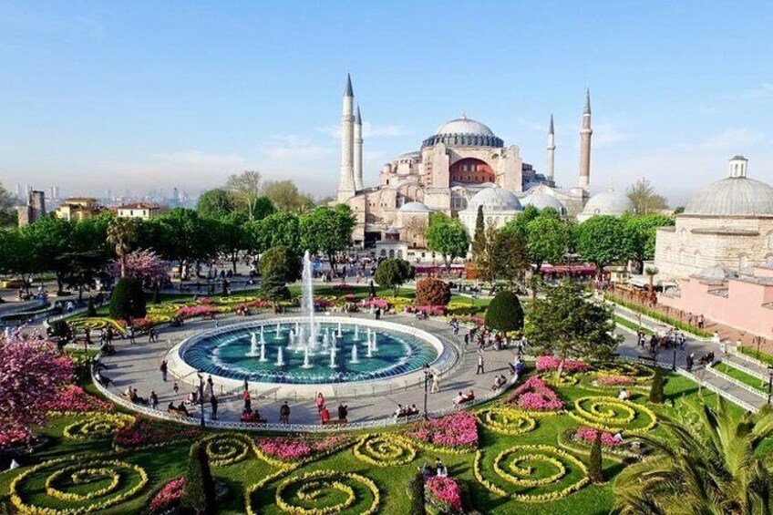 Small-Group Tour Including Topkapi Palace, Underground Cistern and Hagia Sophia