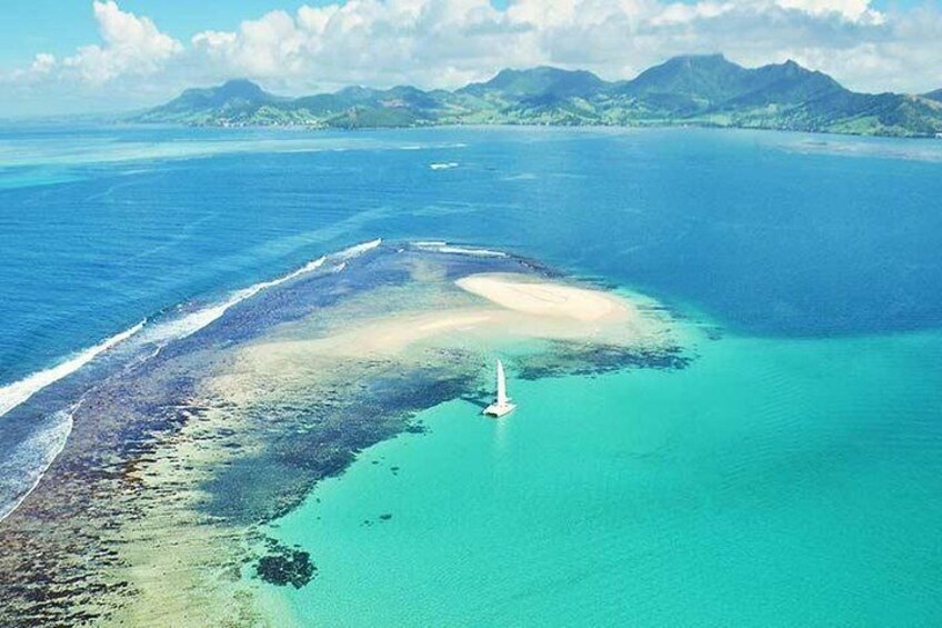 Catamaran Cruise to Ile Aux Bénitiers: Dolphin watch, Crystal Rock & Lunch