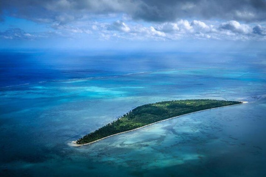 Catamaran Cruise to Ile Aux Bénitiers: Dolphin watch, Crystal Rock & Lunch