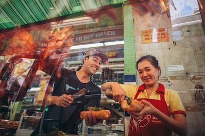 Tarde en Saigón: tour de degustación de comida callejera para grupos pequeñ...