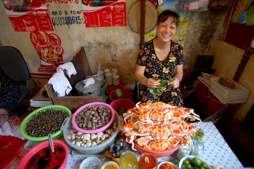 Hanoi: Small-Group Evening Street Food Tour