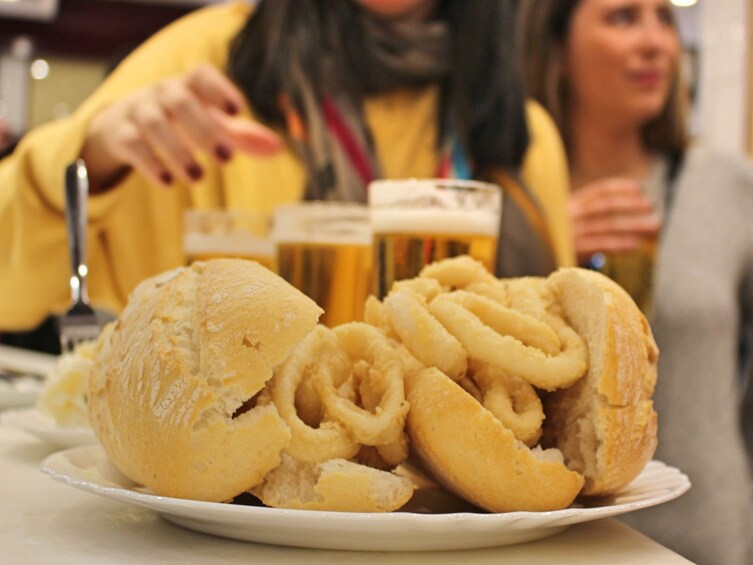 Apri foto 3 di 8. Madrid: Small Group Evening Tapas & Drink Tasting Tour