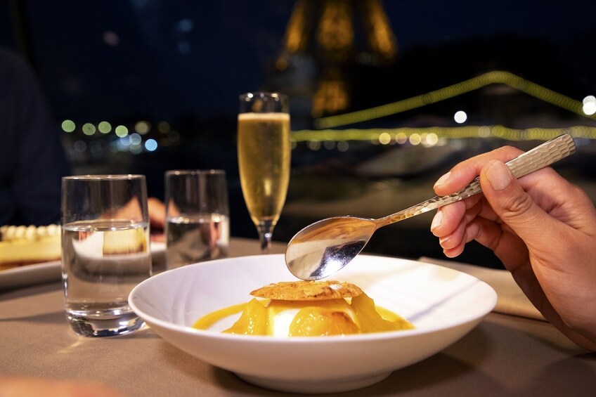 Charger l’élément 1 sur 8. Christmas River Cruise with Festive Meal