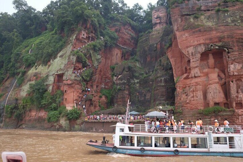 Chengdu Panda base and Leshan Giant Buddha one day private tour