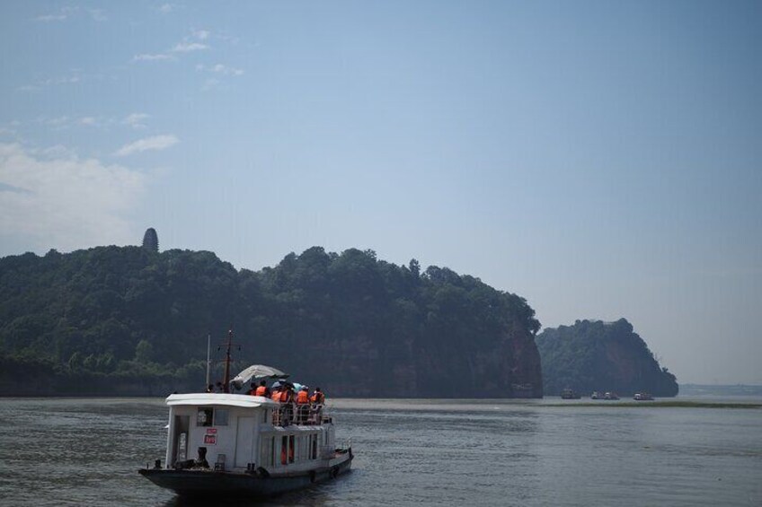 Chengdu Panda base and Leshan Giant Buddha one day private tour