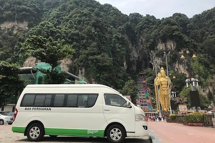 *17 or 19 Hrs Kuala Lumpur Van Tour from Singapore w' Tour Guide